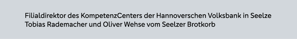 Filialdirektor des KompetenzCenters der Hannoverschen Volksbank in Seelze Tobias Rademacher und Oliver Wehse vom Seel...