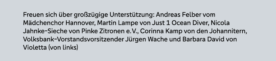 Freuen sich ber gro z gige Unterst tzung: Andreas Felber vom M dchenchor Hannover, Martin Lampe von Just 1 Ocean Div...