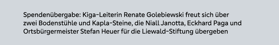 Spenden bergabe: Kiga Leiterin Renate Golebiewski freut sich ber zwei Bodenst hle und Kapla Steine, die Niall Janott...