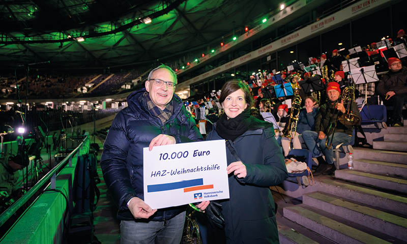Hannover, Calenberger Neustadt J rgen Wache, Vorstandsvorsitzender der Volksbank Hannover,  berreicht einen Scheck  ber 10.000 Euro f r die HAZ-Weihnachtshilfe an Dany Schrader, Chefredakteurin der Hannoverschen Allgemeinen Zeitung.  (Foto: Jonas Dengler)