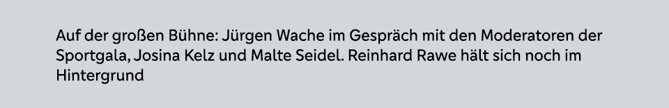 Auf der gro en B hne: J rgen Wache im Gespr ch mit den Moderatoren der Sportgala, Josina Kelz und Malte Seidel. Reinh...