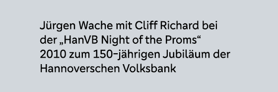 J rgen Wache mit Cliff Richard bei der „HanVB Night of the Proms“ 2010 zum 150 j hrigen Jubil um der Hannoverschen Vo...