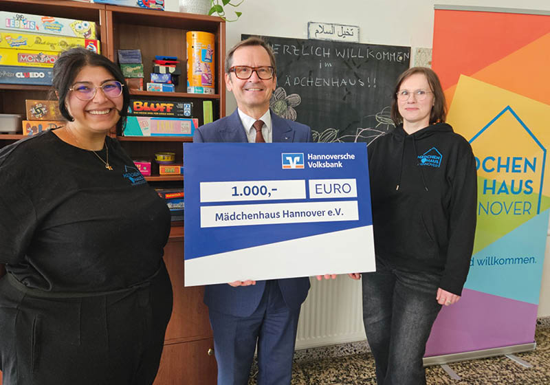 Links und rechts freuen sich zwei Mitarbeiterinnen des M dchenhauses Hannover ber 1000 € Spende der Volksbank Innovation. In der Mitte: Harald Matzke mit einem symbolischen Scheck  ber die Summe.  Foto: Hannoversche Volksbank