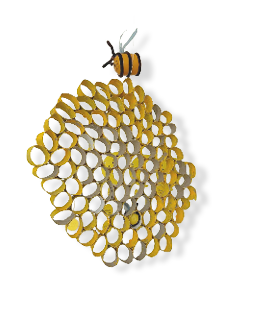 Ein gebastelter Bienenstocks aus gelben und wei en Papierrollen mit einer kleinen Biene aus Papier dar ber. Foto: Hannoversche Volksbank