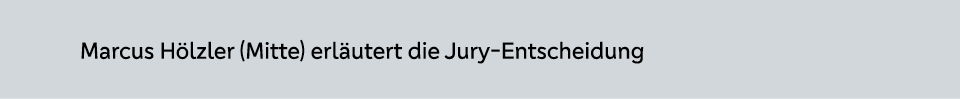 Marcus H lzler (Mitte) erl utert die Jury Entscheidung